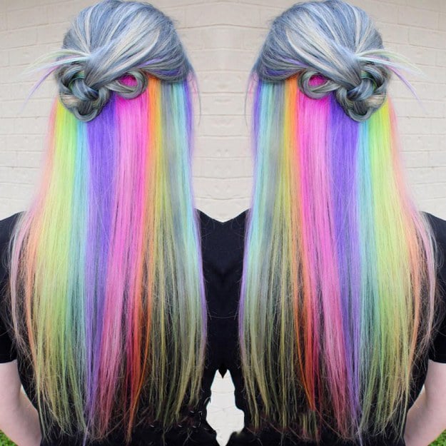 Chica con el cabello gris con un arcoirisi en la mitad del cabello 
