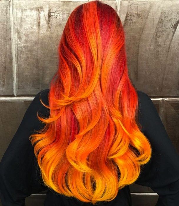 Chica con el cabello rojo y naranja 