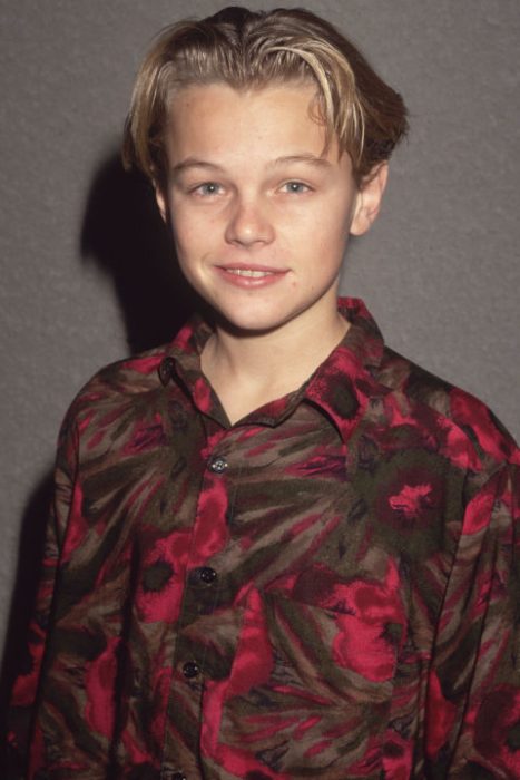 Leonardo DiCaprio usando una camisa café en 1989