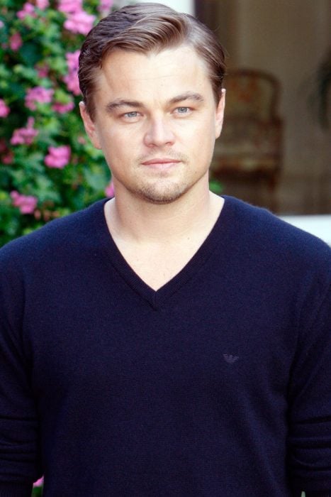 Leonardo DiCaprio usando un suéter azul en 2008