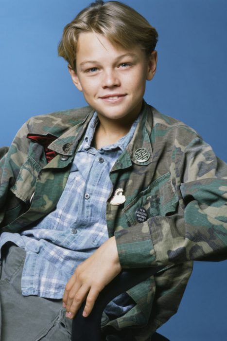 Leonardo DiCaprio usando una chamarra militar en 1990