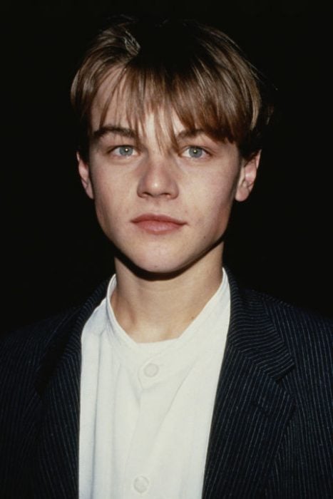 Leonardo DiCaprio en 1993 usando un saco de rayas en color azul 