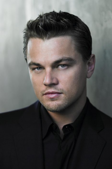 Leonardo DiCaprio recargado sobre una pared en 2006