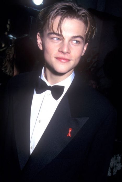 Leonardo DiCaprio usando un smoking negro en 1996