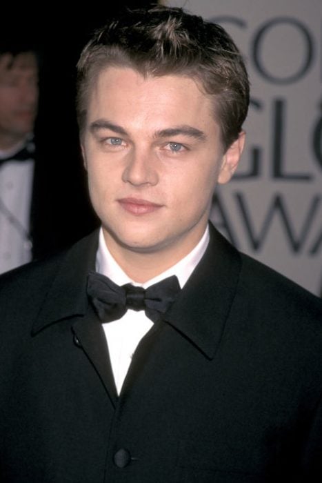 Leonardo DiCaprio usando un traje en color negro en 1998