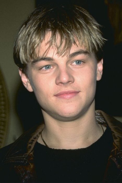 Leonardo DiCaprio con una chamarra de cuero en color café en 1999