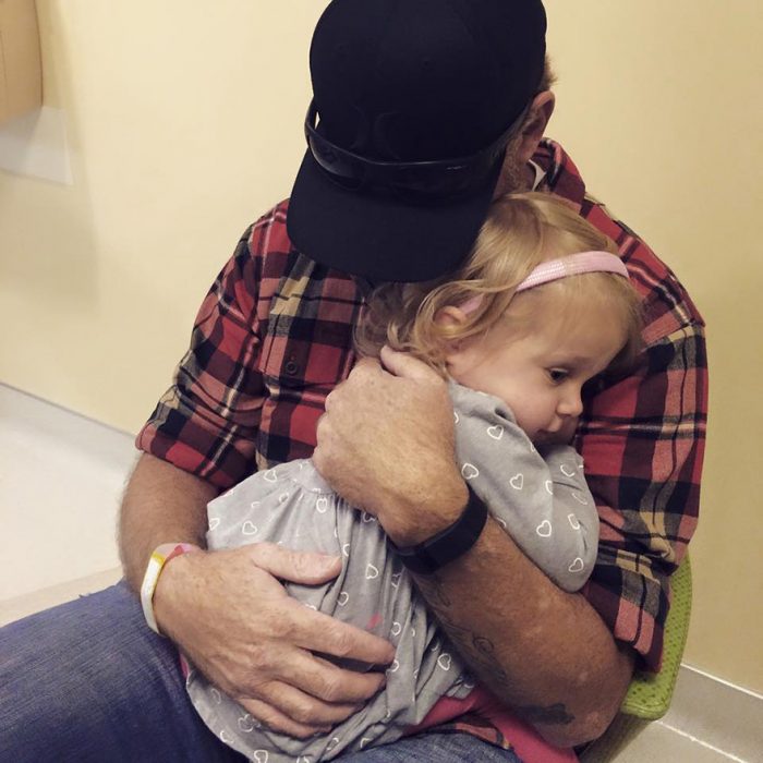 Papá abrazando a su hija que tiene cáncer 