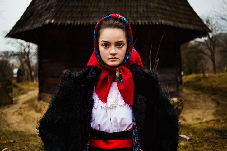 mujer rumana fotografiada por Mihaela Noroc