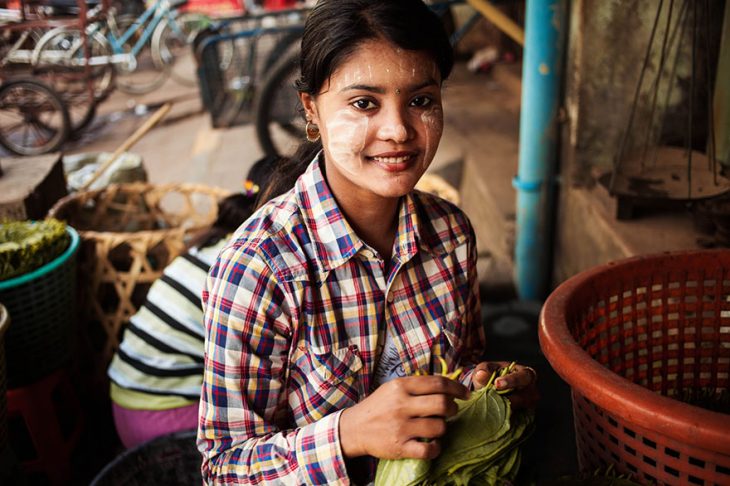 mujer de Myanmar fotografiada por Mihaela Noroc