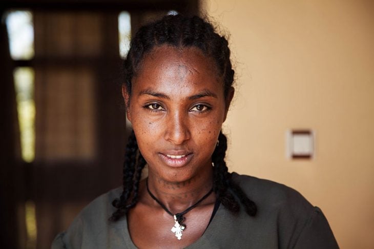 mujer de Etiopía fotografiada por Mihaela Noroc