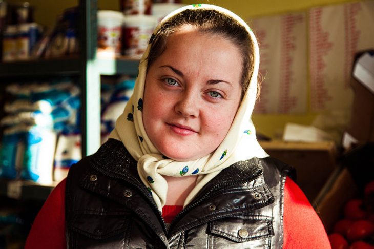 mujer de Rumania fotografiada por Mihaela Noroc