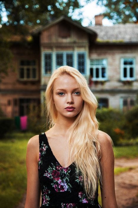 mujer de Letonia fotografiada por Mihaela Noroc
