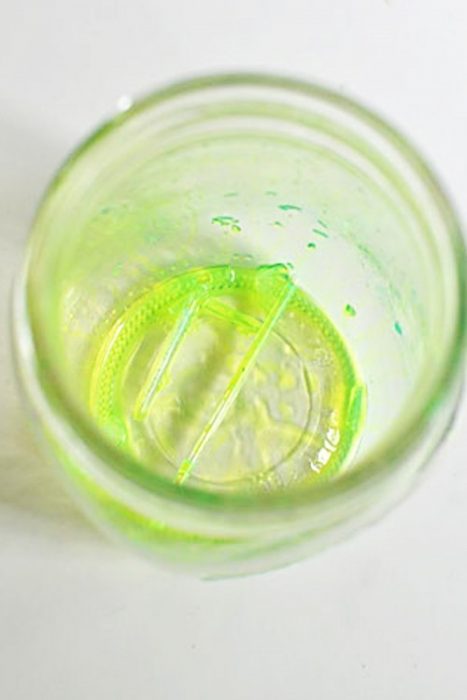 Frasco mason jar con liquido de un palitoluminoso