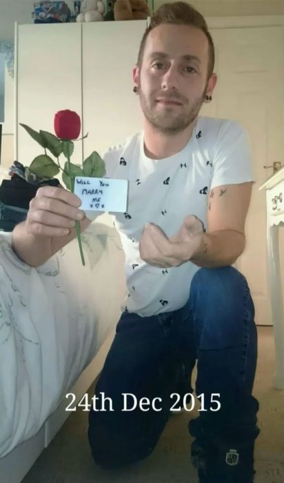 Hombre de rodillas tomándose una foto para proponerle matrimonio a una chica 