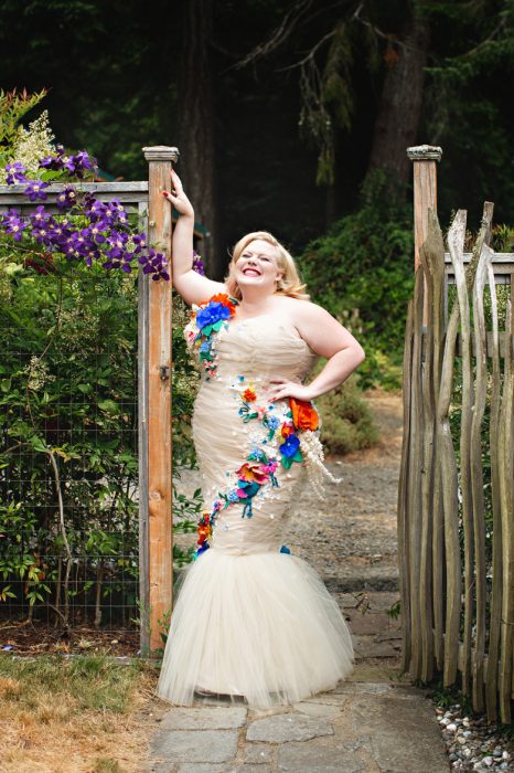 novia posando con sobre peso feliz boda