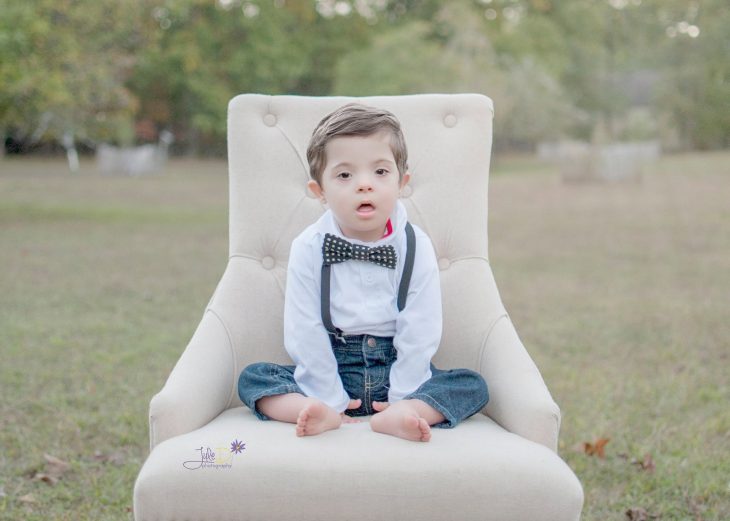 Fotógrafa Julie Wilson capturando la belleza de un niño con síndrome de down sentado en una silla 