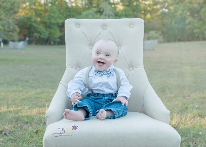 Fotógrafa Julie Wilson capturando la belleza de un niño con síndrome de down sentado en una silla 