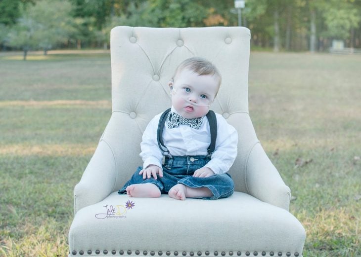 Fotógrafa Julie Wilson capturando la belleza de un niño con síndrome de down sentado en una silla 
