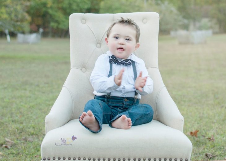 Fotógrafa Julie Wilson capturando la belleza de un niño con síndrome de down sentado en una silla 