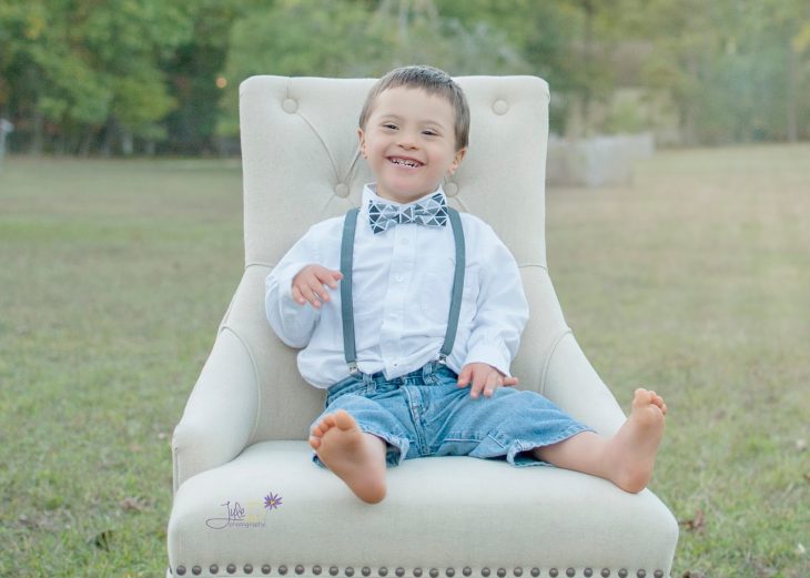 Fotógrafa Julie Wilson capturando la belleza de un niño con síndrome de down sentado en una silla 