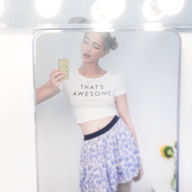 Amalia Ulman tomándose una selfie frente a un espejo para su proyecto de instagram