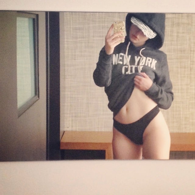 Amalia ulman tomándose una selfie frente al espejo mientras está semi desnuda