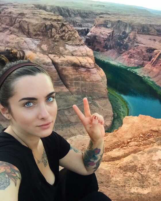 Lauren Urasek tomando una selfie en un día de paseo; La mujer más popular en la red de citas OkCupid, te revela sus secretos para lograr una Selfie perfecta