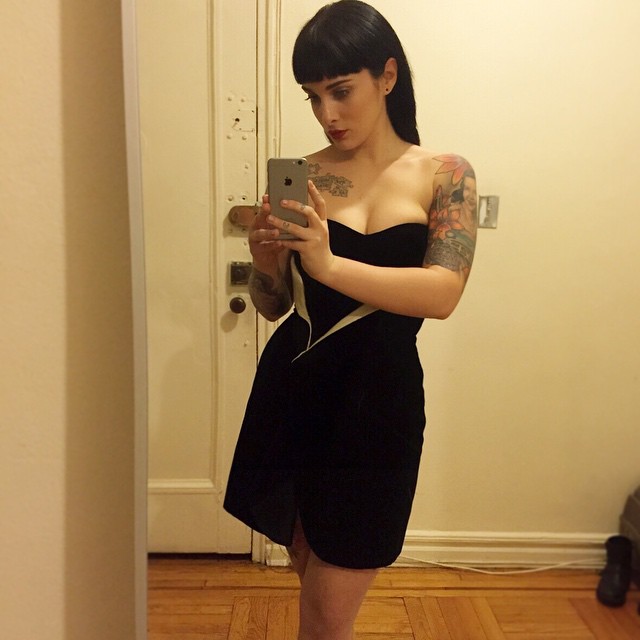 Lauren Urasek tomando una selfie frente al espejo; La mujer más popular en la red de citas OkCupid, te revela sus secretos para lograr una Selfie perfecta