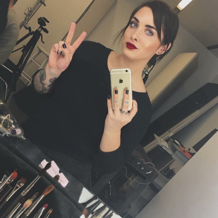 Lauren Urasek tomando una selfie frente al espejo; La mujer más popular en la red de citas OkCupid, te revela sus secretos para lograr una Selfie perfecta