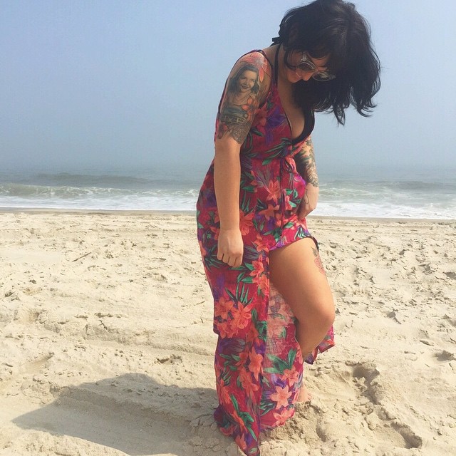 Lauren Urasek mostrando una foto de cuerpo completo en la playa; La mujer más popular en la red de citas OkCupid, te revela sus secretos para lograr una Selfie perfecta