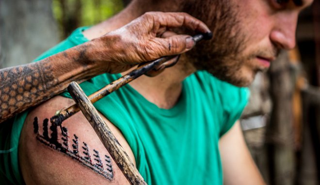 detalle de tatuaje tradicional filipino