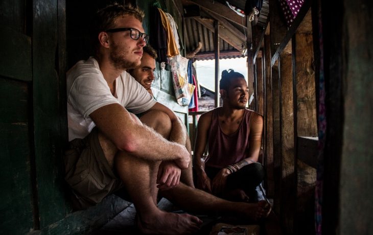 turistas esperando ser tatuados por filipina