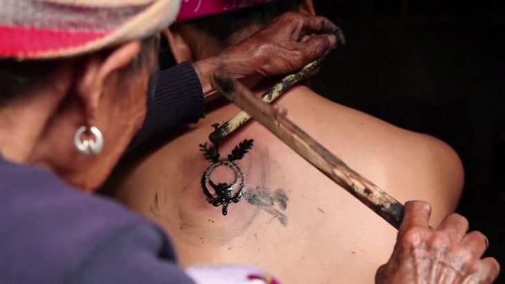 detalle de tatuaje tradicional filipino