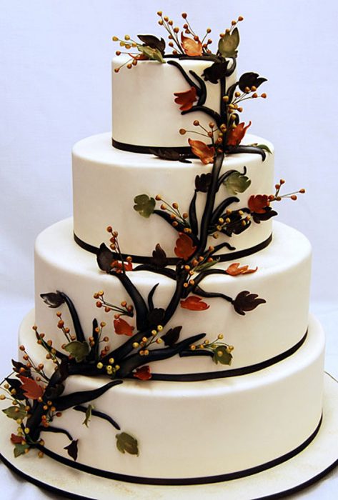 Pastel de bodas con una rama en medio 