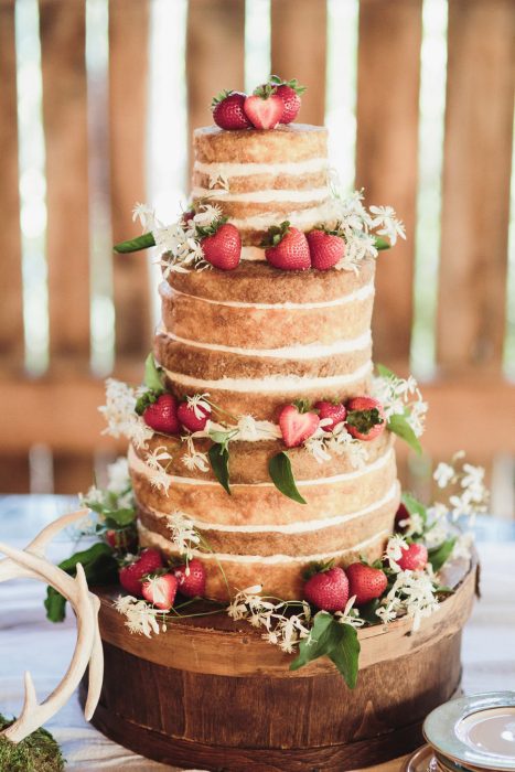 Pastel de boda sin betun pero con fresas frescas y flores 