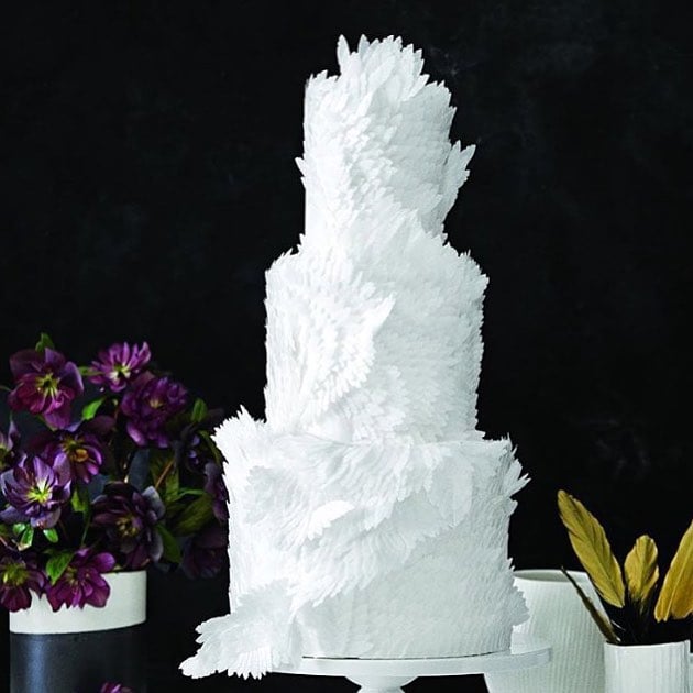 pastel de bodas en color blanco como si fuera un cisne 