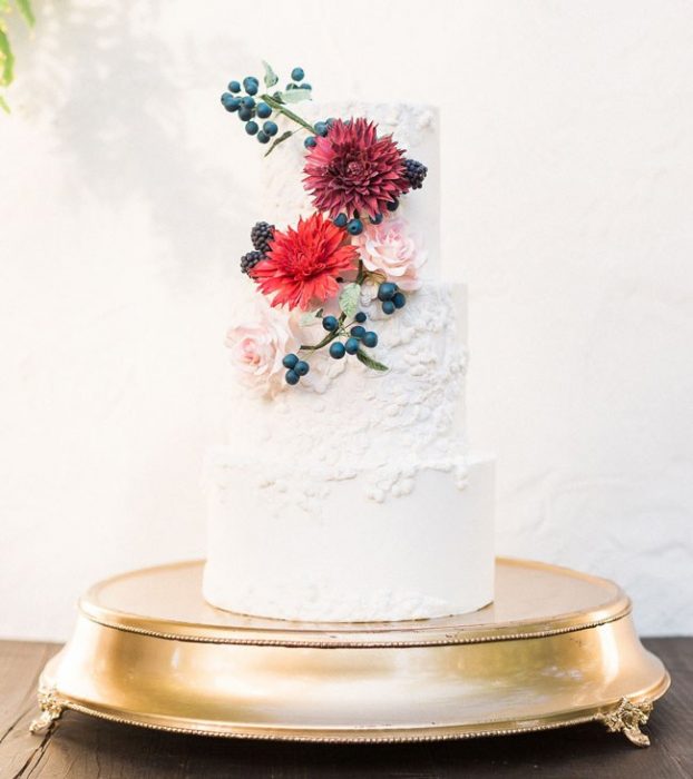 Pastel de bodas en color blanco con flores de colores 