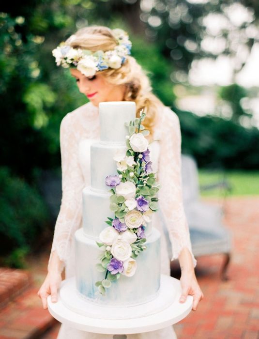 Pastel de bodas en color azul y flores violetas 