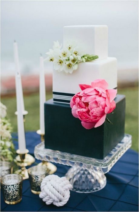 Pastel de bodas en color blanco con negro y flores de color rosa 