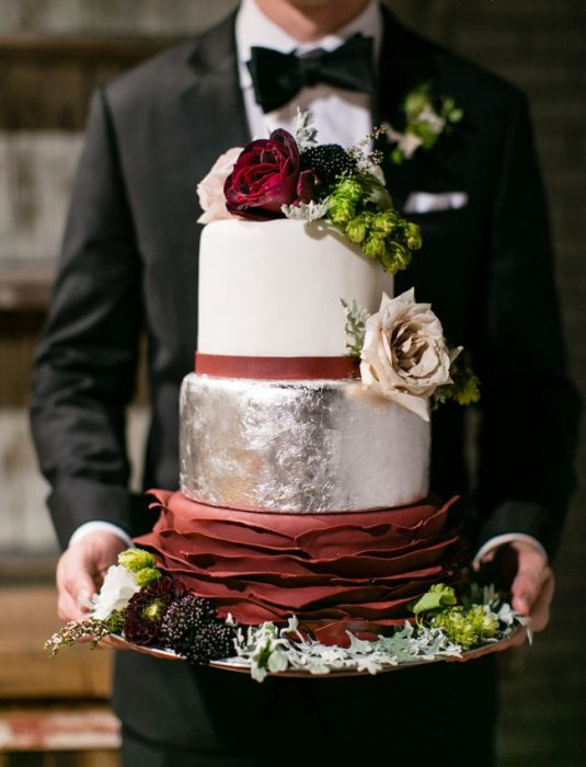 Pastel de bodas en color blanco con guinda y flores color café 