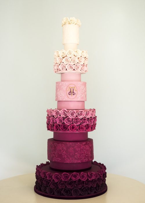 Pastel de bodas en color rosa hasta llegar a guinda 