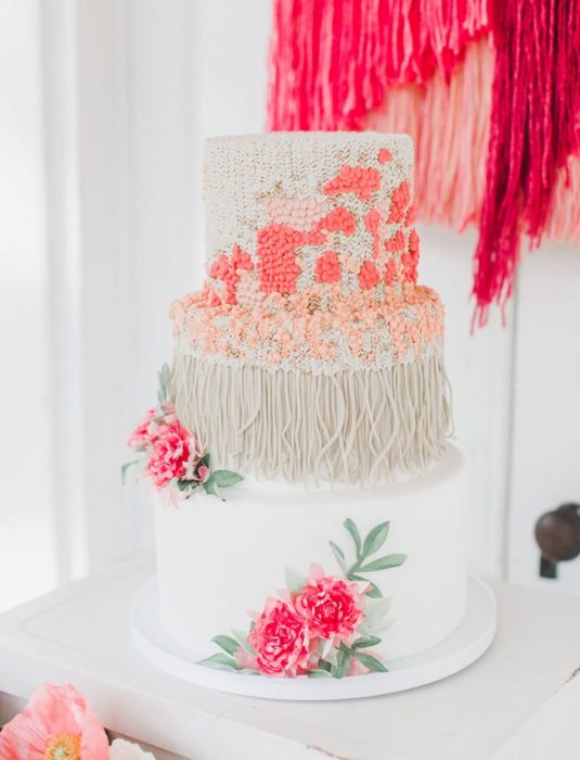 Pastel de bodas en color blanco con manchas en color rosa 