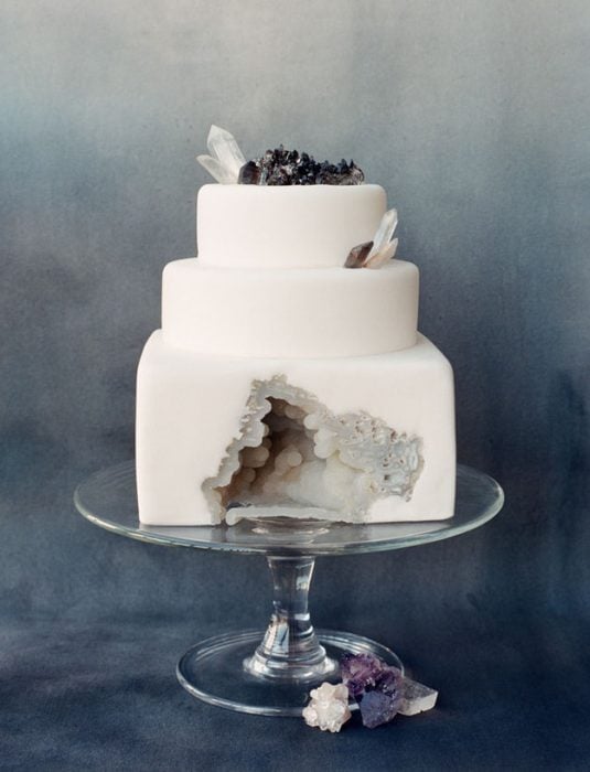 pastel de bodas con una ranura en medio 