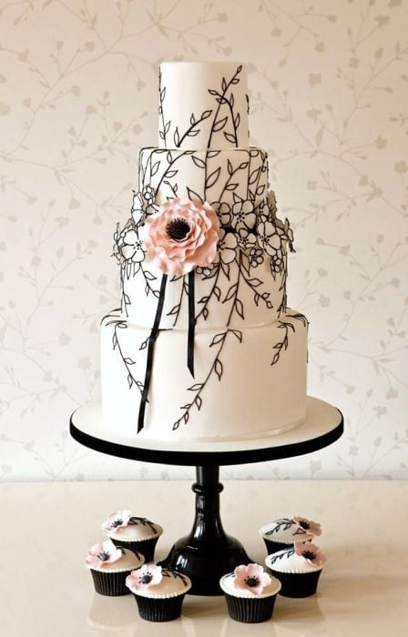 Pastel de bodas en color blanco con flores negras con rosa 