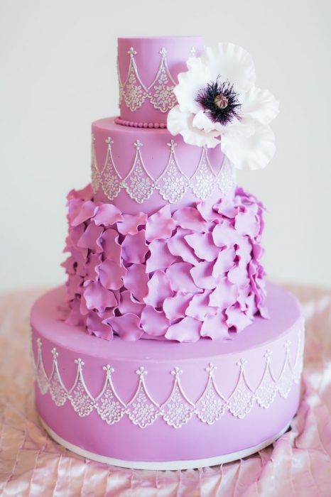 Pastel de bodas en color rosa 