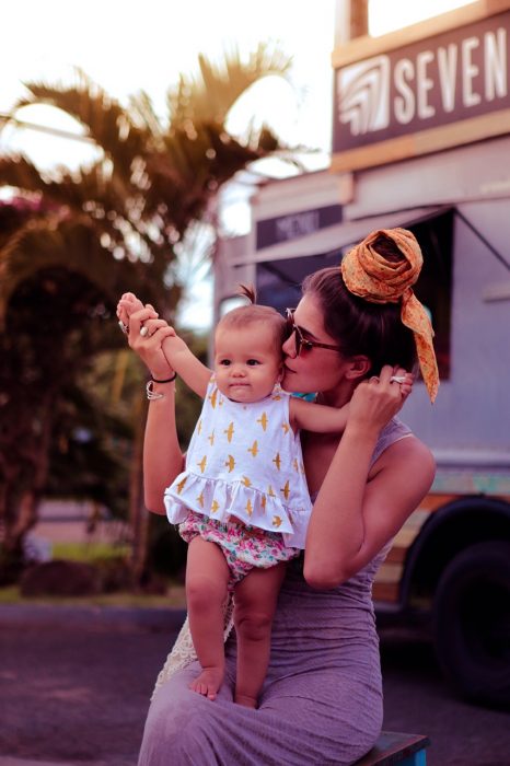 Chica cargando a una pequeña bebé 