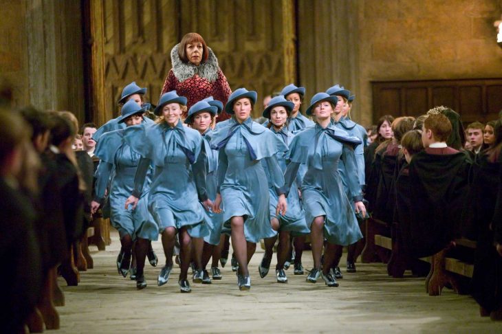 Escena de la película harry potter mujer alta caminando con chicas bajitas 