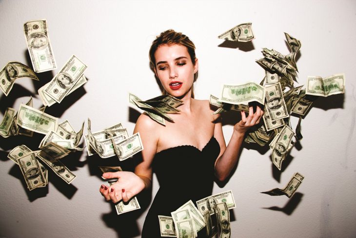 Emma roberts con dolares a su alrededor 