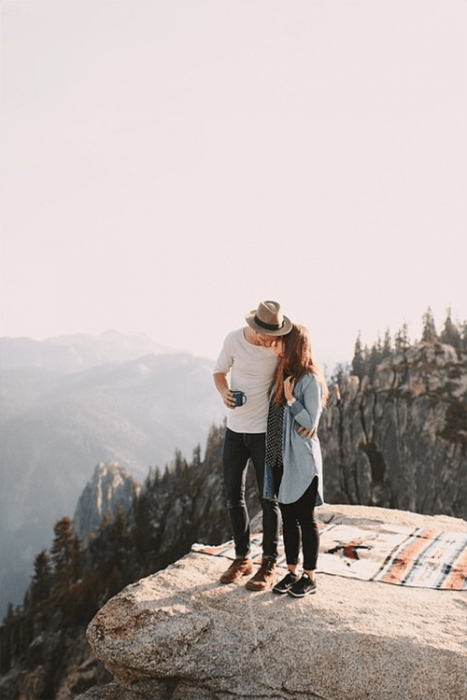 Pareja besándose en una montaña 