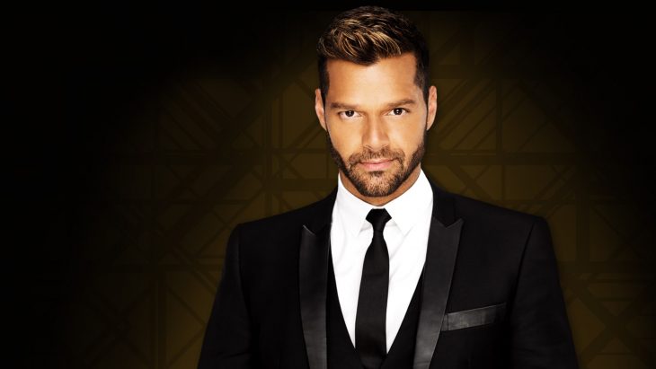 Cantante Ricky Martin en traje 